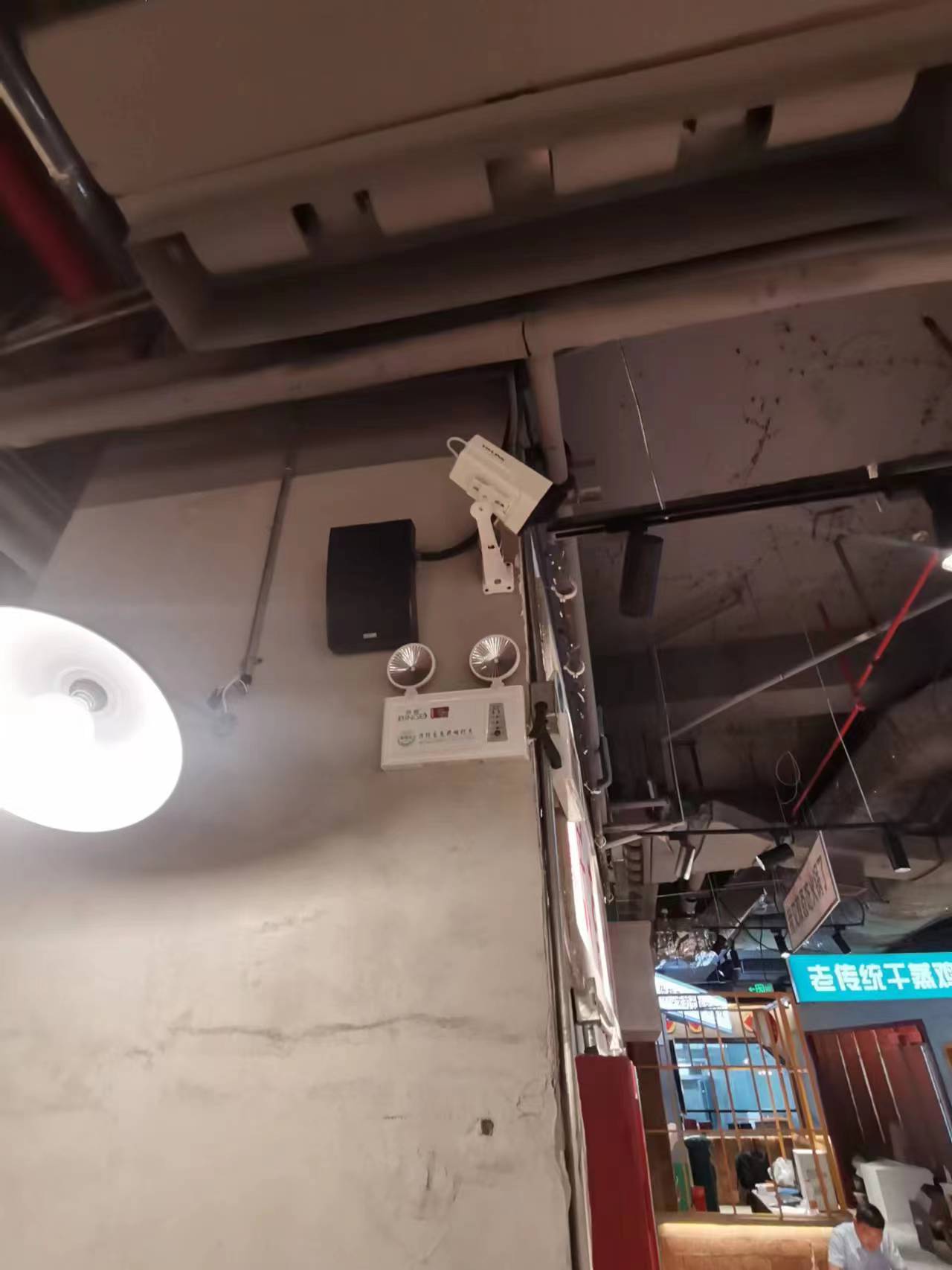 安装枪机监控摄像头的图片